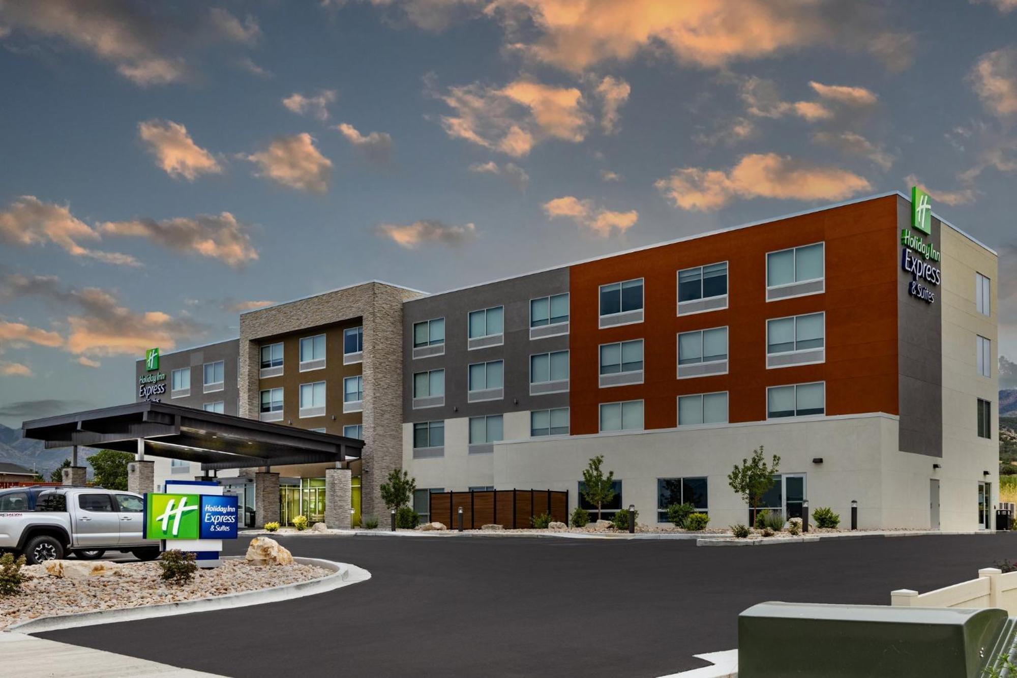 Holiday Inn Express & Suites - Nephi By Ihg Exterior photo